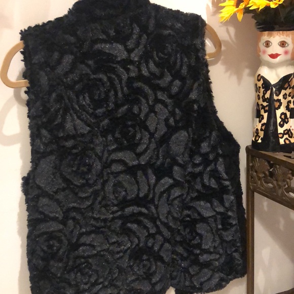 Betsy Johnson loversVintagefaux  fur-like vest embossed w black shimmery roses. - Picture 7 of 10